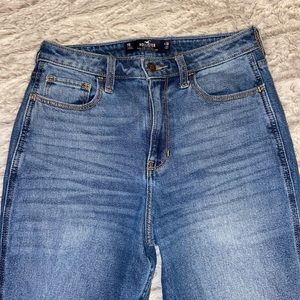 Hollister Ultra High-Rise Mom Jeans